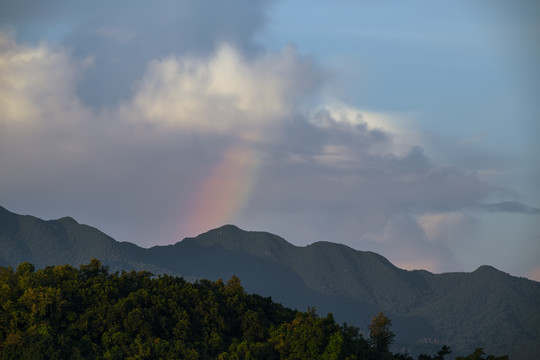 山后有彩虹