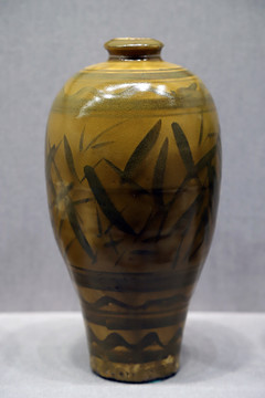 褐黄釉黑彩竹纹梅瓶