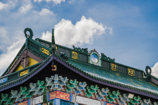 中国寺庙与蓝天白云