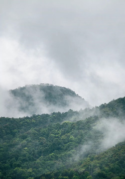 山峰云雾