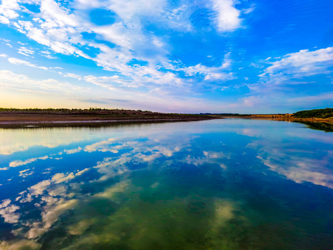 渭河湿地公园天空云彩水天一色
