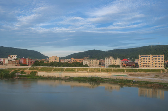 溪边乡村大堤风景