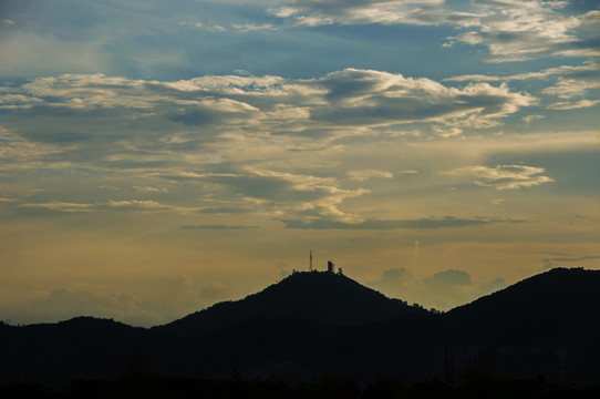 暮色天空山峦景色