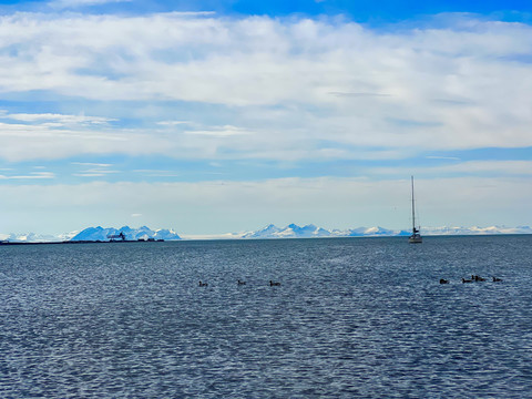 海平面雪山风景