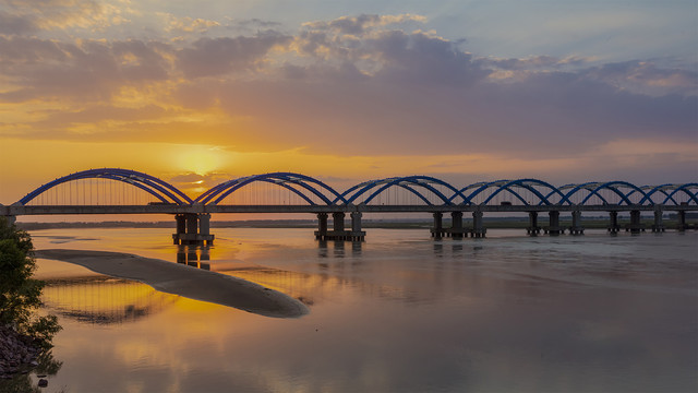 夕阳下的桥梁