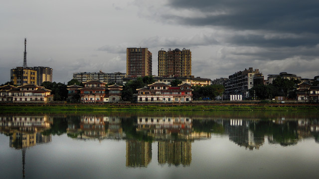 鸭子河岸仿古建筑