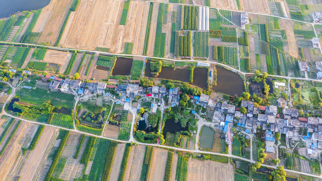 俯瞰村庄田野