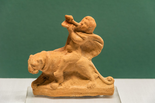 骑豹的丘比特雕塑