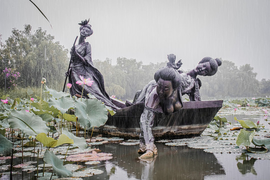 雨中的大明宫雕塑