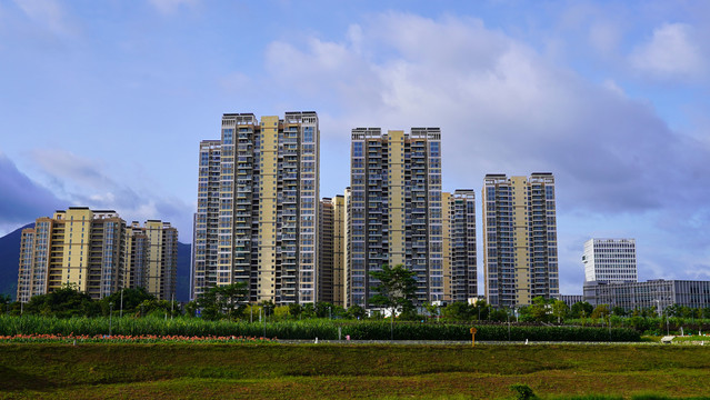 清晨阳光住宅小区高楼建筑