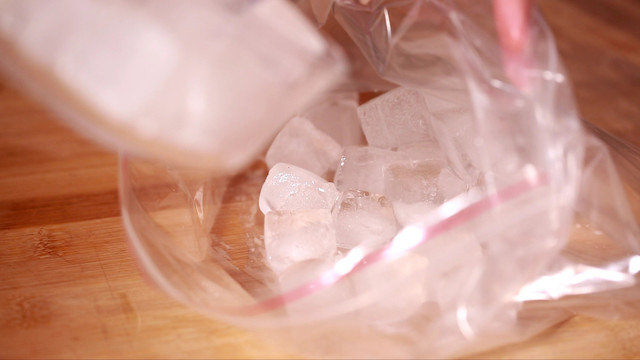 玻璃碗装一碗冰块