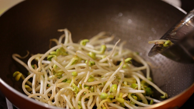 家常炝炒豆芽青豆芽黄豆芽