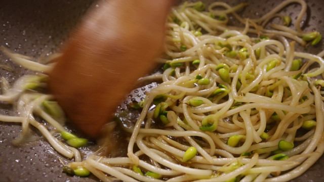 家常炝炒豆芽青豆芽黄豆芽