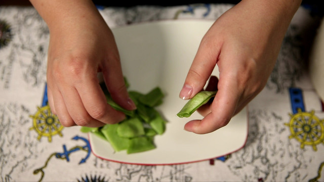 家庭主妇择豆角扁豆