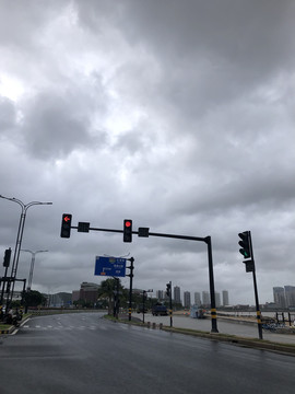 暴风雨前的公路上