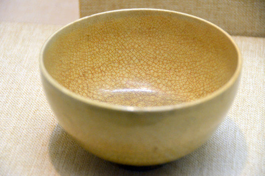 青黄釉碗