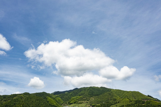 高山蓝天白云