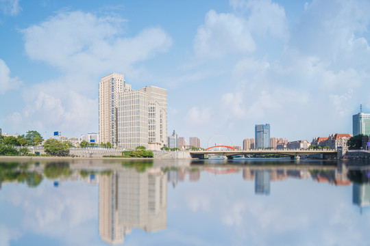 天津城市天际线和海河上的桥梁