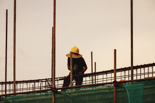 正在劳作的建筑工人