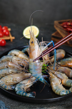 筷子上夹着的大头虾