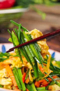 筷子上夹着韭苔炒鸡蛋