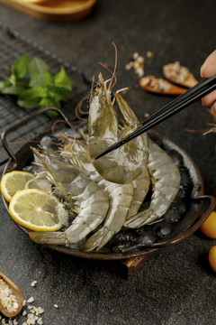 筷子上夹着大虾