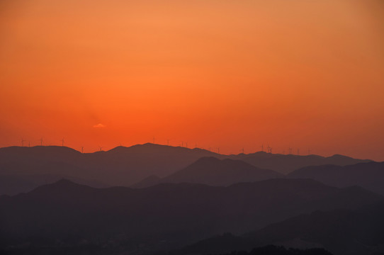 暮色山岭起伏