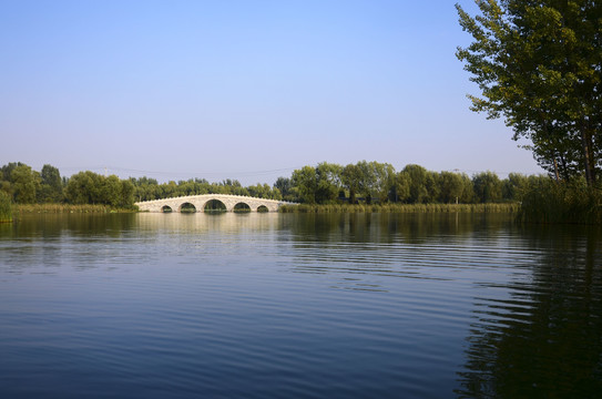 湖水石拱桥