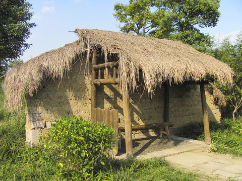 中国乡村原始小茅屋