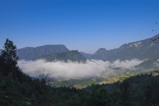 大山云雾蓝天