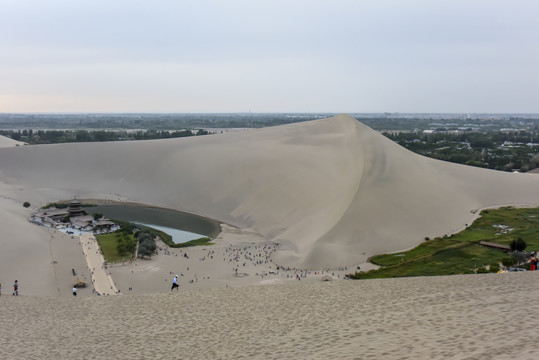 甘肃敦煌鸣沙山月牙泉风光