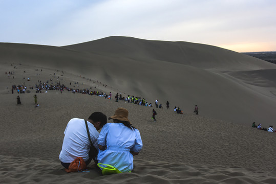 甘肃敦煌鸣沙山风光