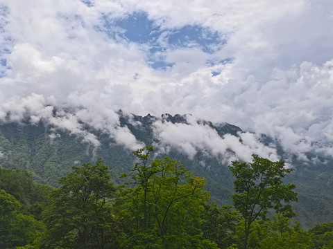 雨过天晴白云飘