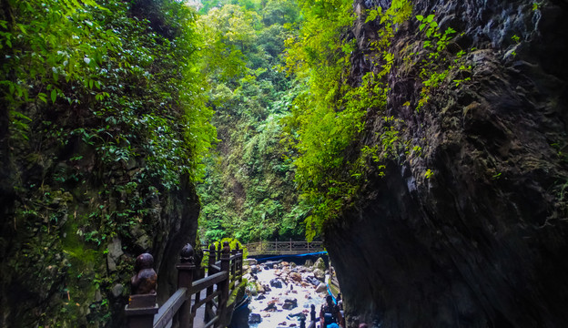 峨眉山一线天