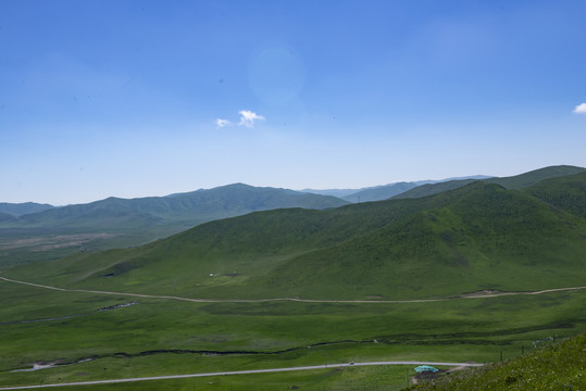 蓝天白云若尔盖大草原风景