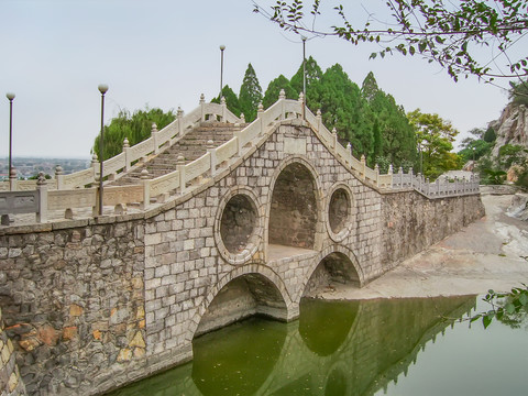 大伾山风景区桥上桥