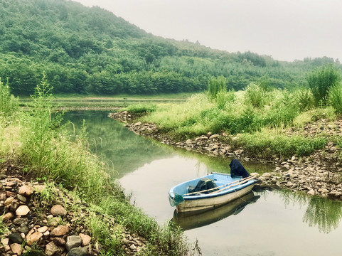 小溪舟静任流连