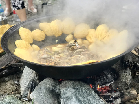 铁锅炖河鱼贴玉米饼子