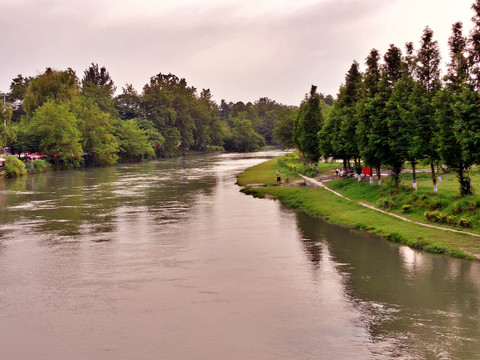 乡村河畔风景