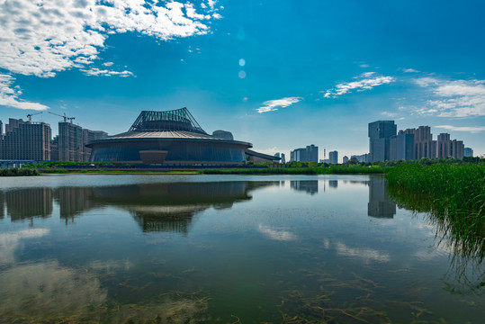 蓝天白云下的城市建筑