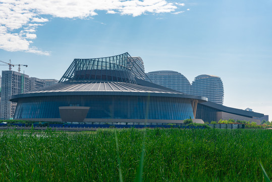 蓝天白云下的城市建筑