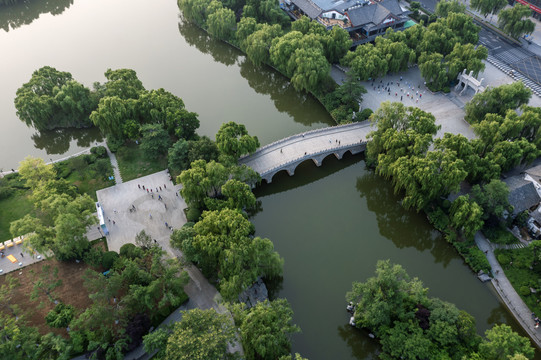 鸟瞰大明湖鹊华桥