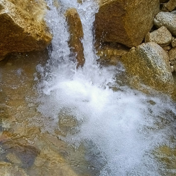 水练如梭织银缎