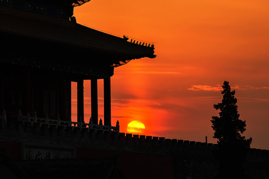 夕阳下的紫禁城神武门剪影