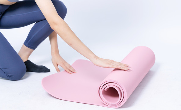 整理瑜伽垫的女性