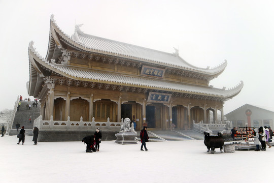 峨眉山大雄宝殿雪景