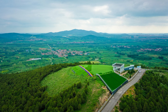 航拍贾汪区督公山滑翔伞基地