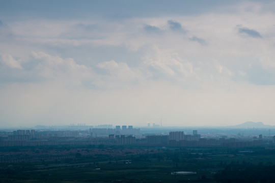 城镇阴云密布的场景