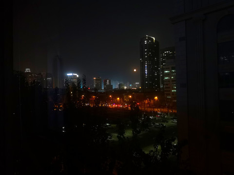 夜晚城市明月