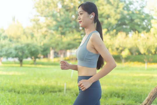 户外跑步的年轻女性